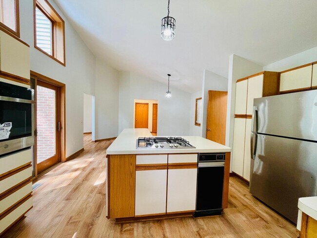 Building Photo - 28118 Forestbrook Dr