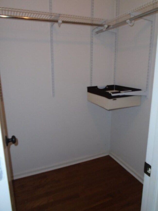 Building Photo - 3 Bedroom 2 Full Bathroom, Brick, Tri-Level Home in Mill Creek Farms Available Now!