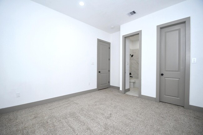Building Photo - 5901 Crest Ct