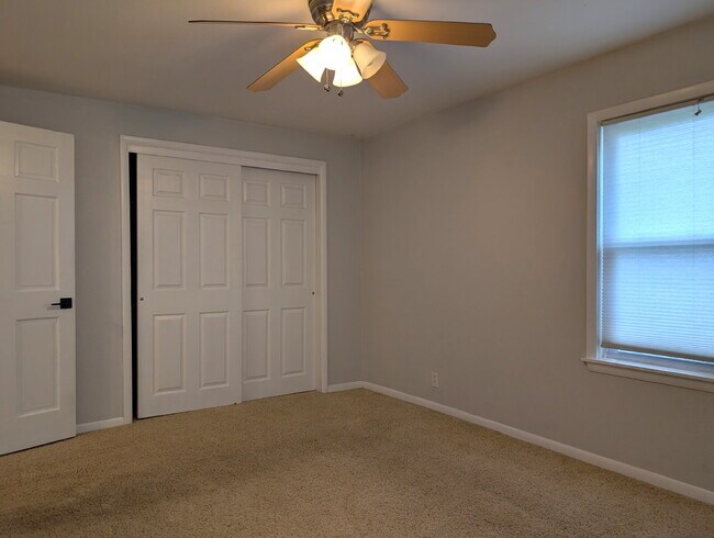 Building Photo - Beautiful 5 Bedroom 2 Bathroom Neenah Lake Home