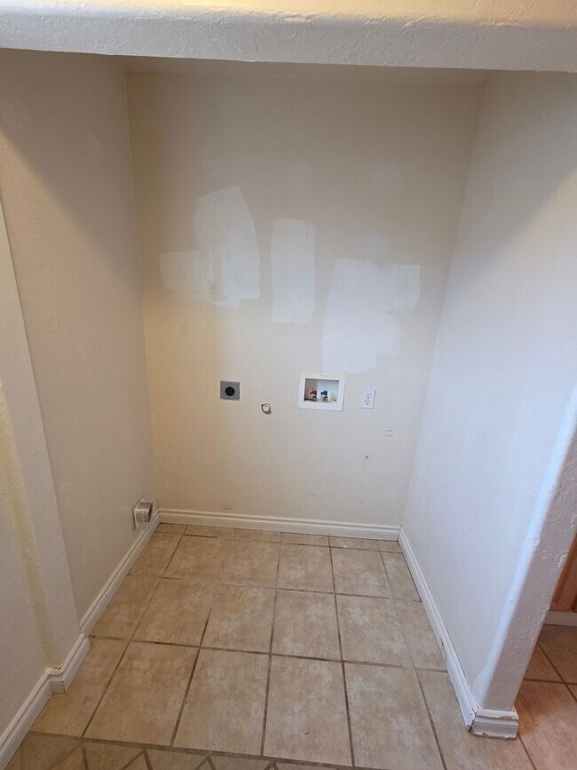 Building Photo - Large 3 bedroom 2 bath duplex. 1520 sq ft, vaulted ceilings