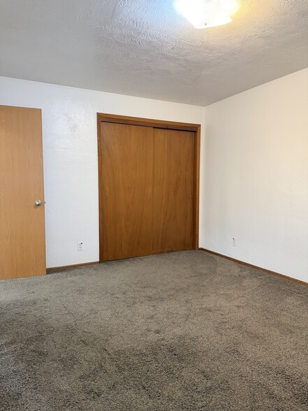 Building Photo - 539 W Crest Dr