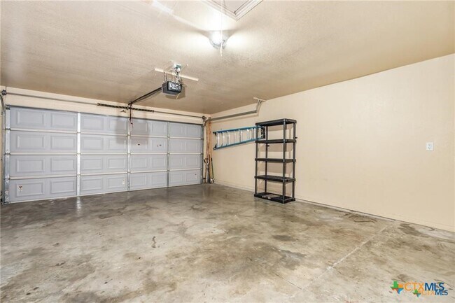 Building Photo - 605 Paintbrush Dr