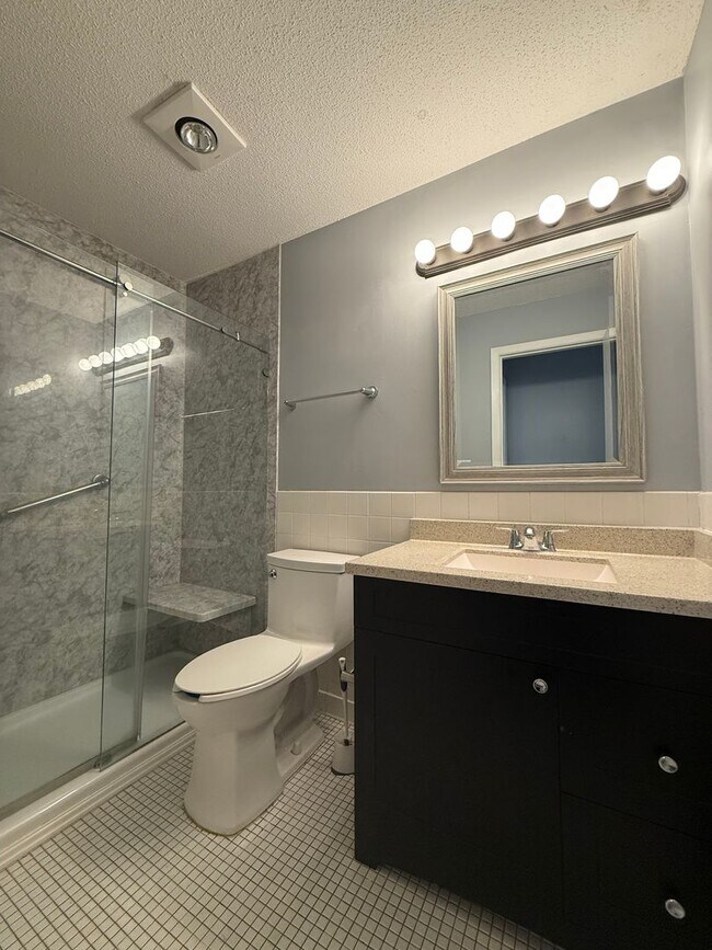 Building Photo - Spacious 2BR Edina Condo with Updated Interior, Outdoor Pool & Underground Parking