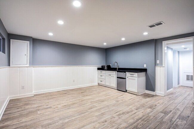 Building Photo - 428 21st St NE