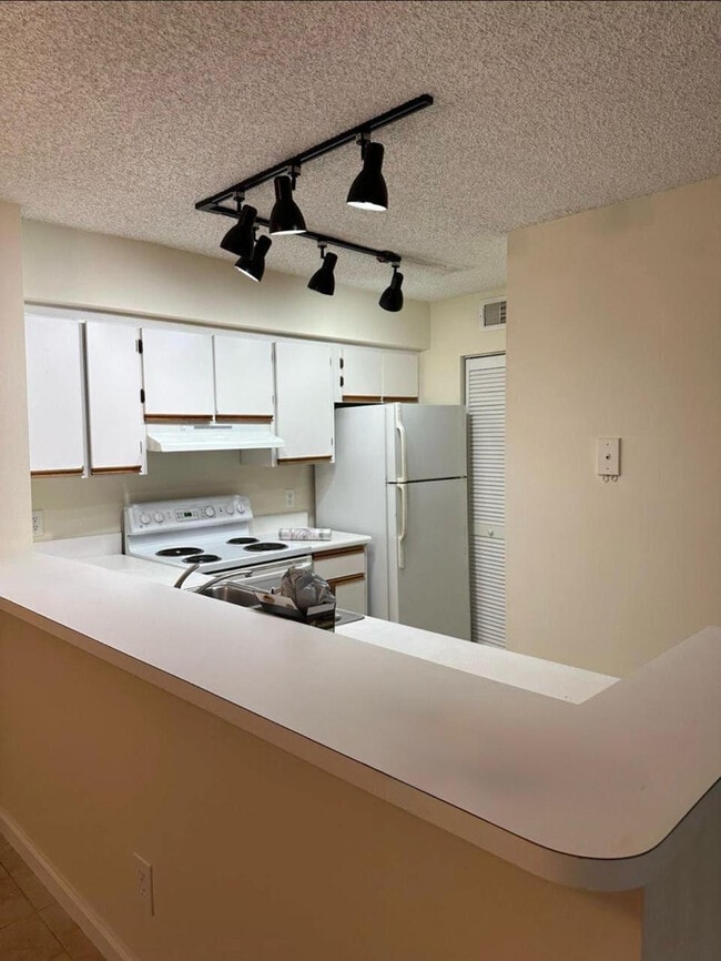 Building Photo - 640 S Park Rd