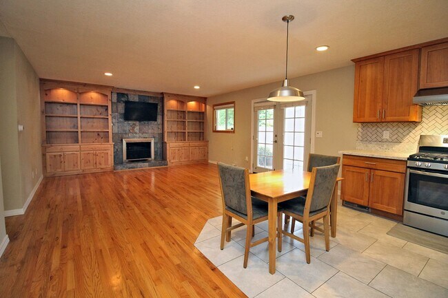 Building Photo - Gorgeous, Remodeled 3 Bed/2 Bath Mid-Century Ranch on Huge Lot – Lake Oswego!