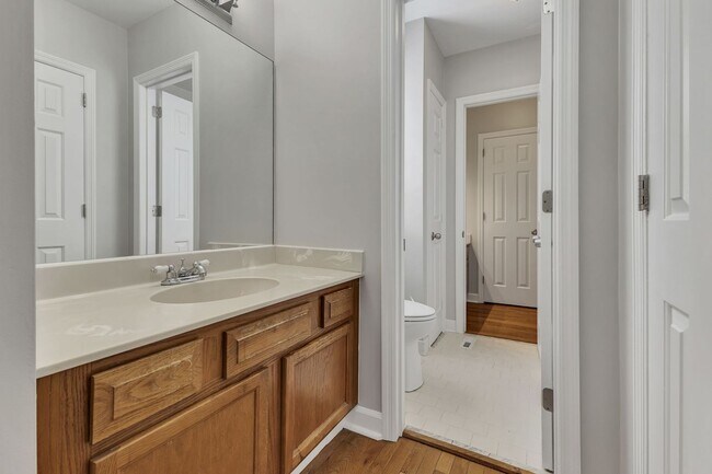 Building Photo - Amazing 2BE/2.5BA duplex in the heart of Belmont & Hillsboro Village!