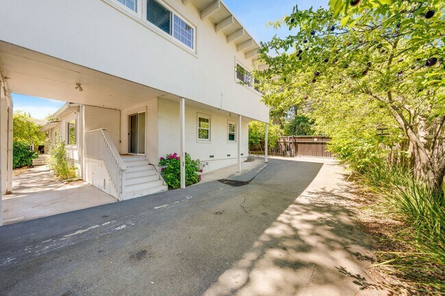 Building Photo - Private 2-Bedroom Fair Oaks Duplex with Gated Driveway & Garage!