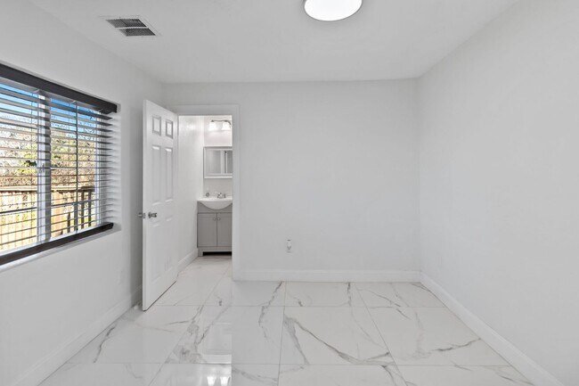 Building Photo - 4/3 Lakefront Home for Rent – 1 Acre – Near College Park & Downtown Orlando