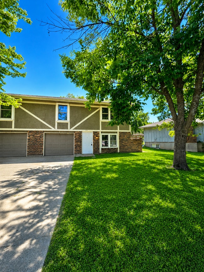 Building Photo - Spacious Split-Level Duplex in Independence!