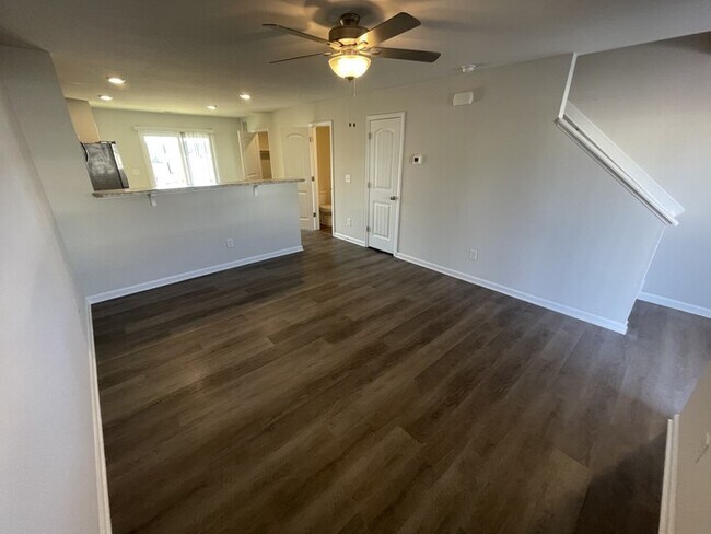 Building Photo - 1075 Peony Ln