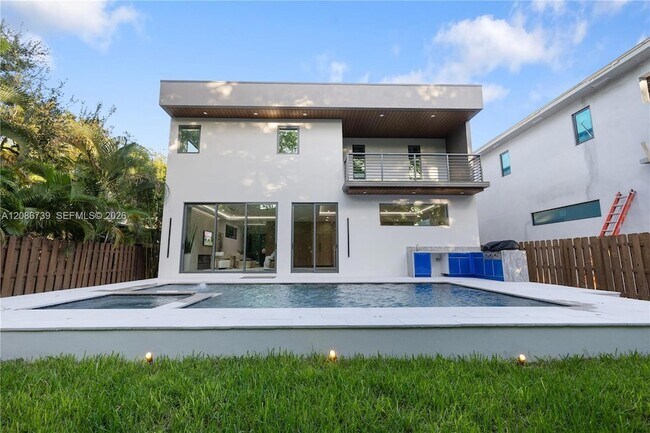 Building Photo - 807 SW 12th Ave
