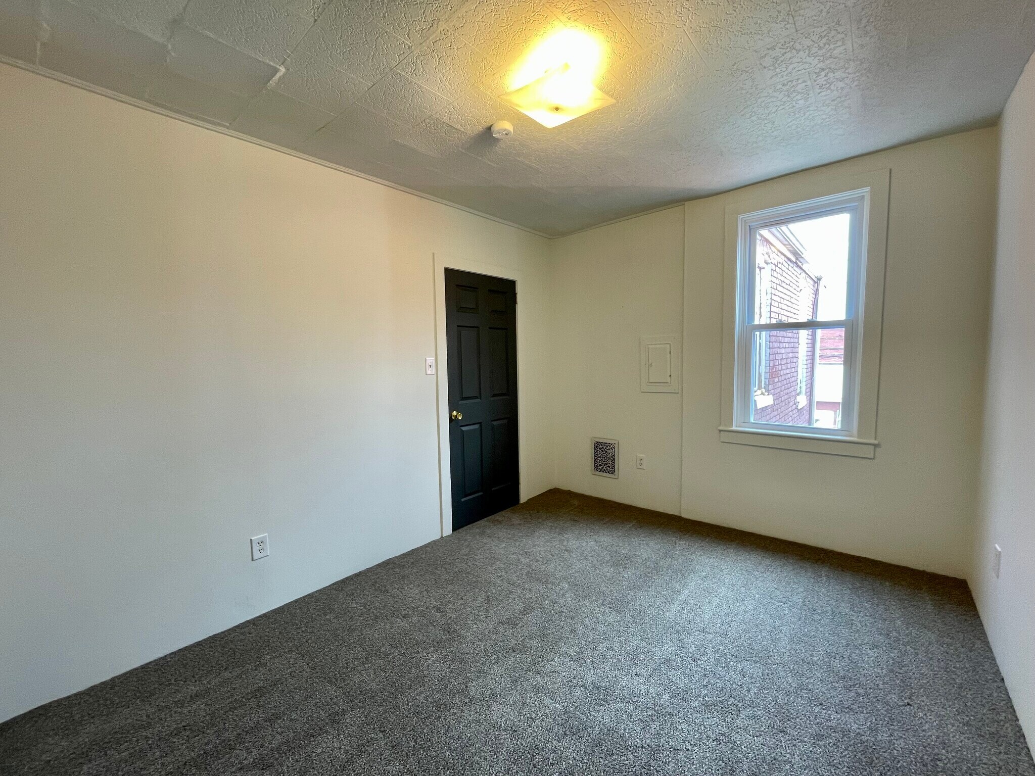 Building Photo - 817 E Philadelphia St