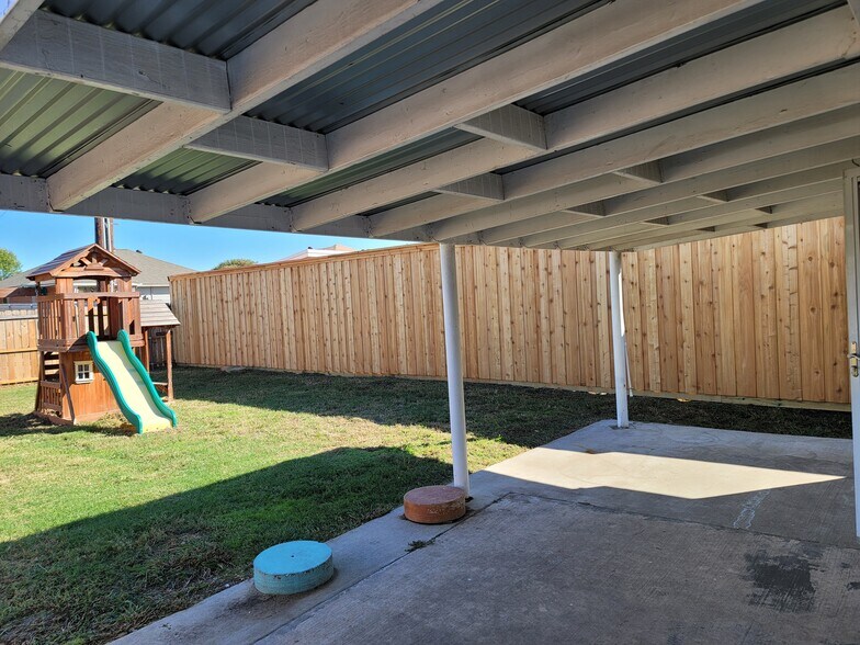 Building Photo - 703 Flagstone Way
