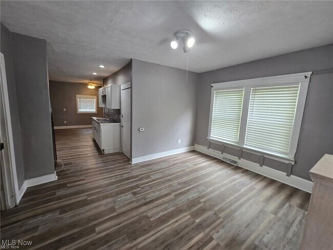 Building Photo - 638 Fern St