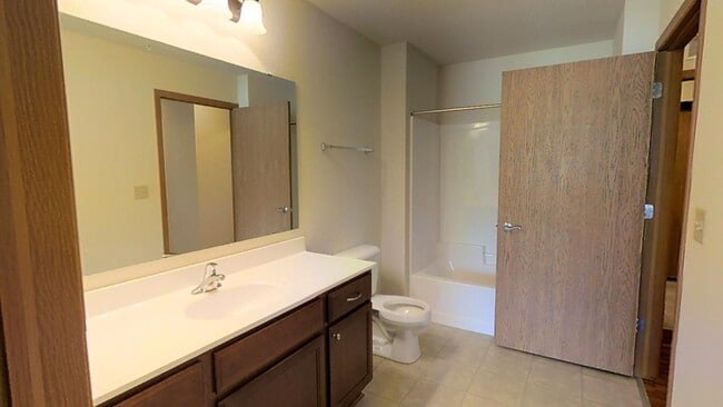 Building Photo - Condo Style Lower 1 Bedroom 1 Bathroom Apartment Available