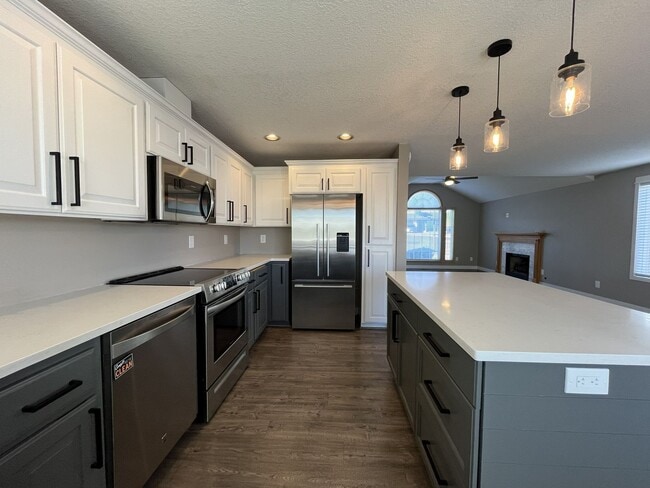 Building Photo - Beautiful Single-Level 3 Bedroom Home with Modern Kitchen and Open Floor Plan