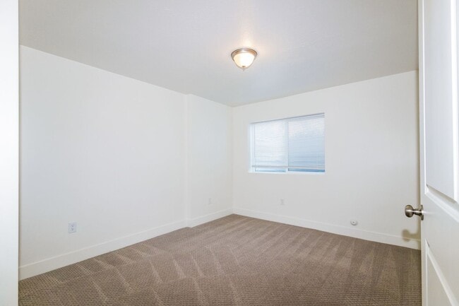 Building Photo - Modern 3 Bed, 2.5 Bath Pet-Friendly Home w...