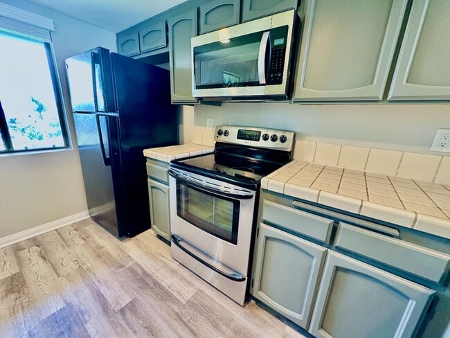 Building Photo - FOR RENT: 2Bd/1.5Ba Upgraded Townhome In T...