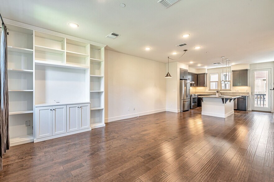 Building Photo - 457 Diller St
