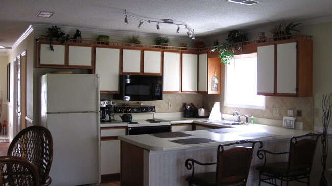 Kitchen - 510 Fairwood Lakes Dr