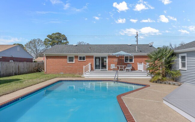 Building Photo - For Rent. 4 Bedrooms