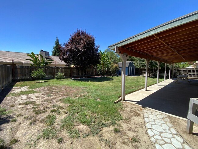 Building Photo - 2643 W Oakridge Ave