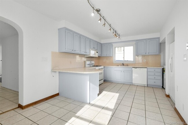 Building Photo - 156 Madison St