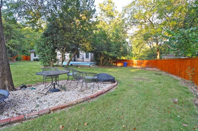 Building Photo - Updated 3 bedroom 2.5 bath home in Sherwood Forest