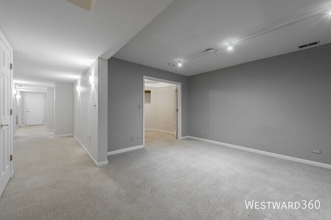 Building Photo - 1017 W Dakin St