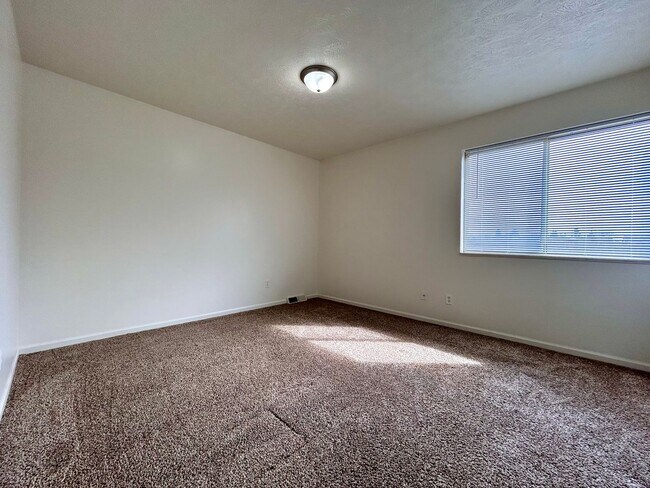 Building Photo - Two Bedroom Townhome In Southeast Grand Rapids