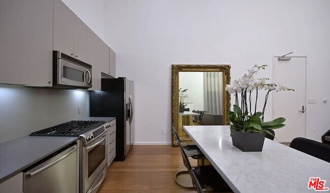 Building Photo - 7062 Hawthorn Ave