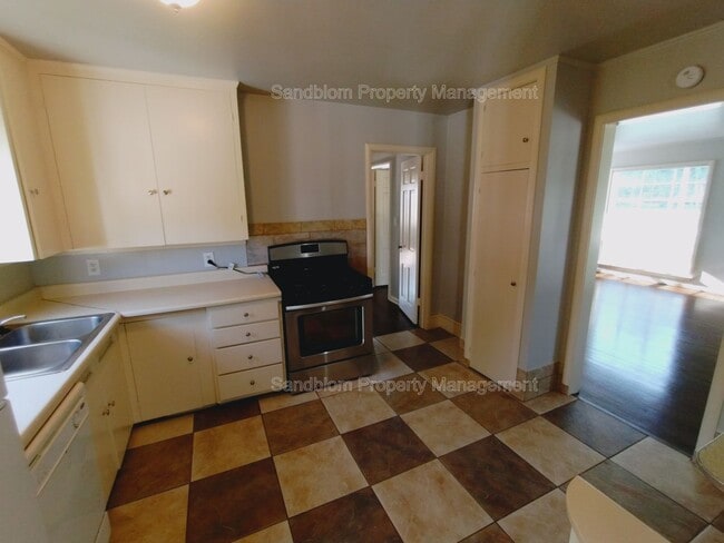 Building Photo - FOR LEASE | Tulsa | $1000 Rent | 2 Bed, 1 ...