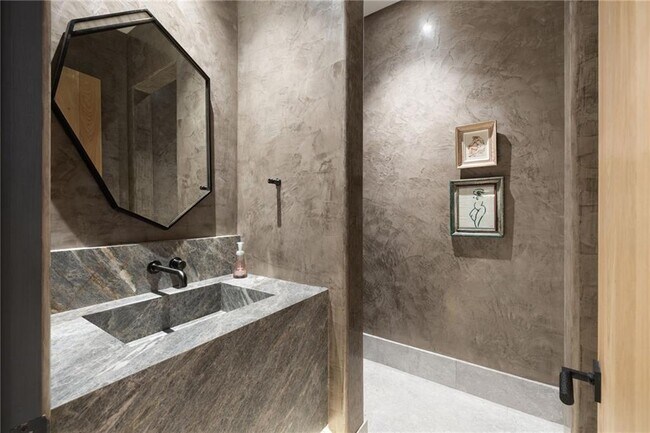 Building Photo - 725 Rocky Point Dr