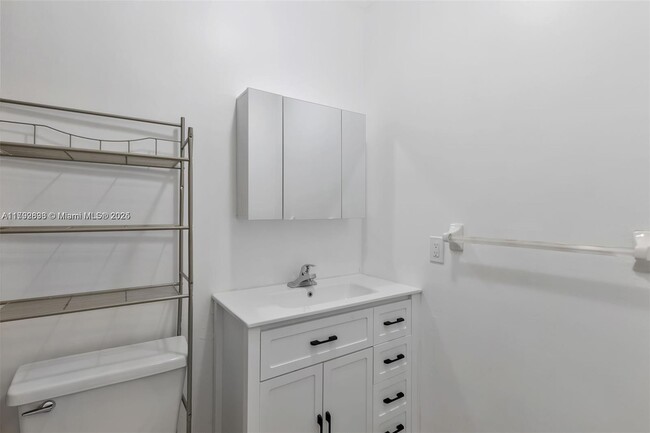 Building Photo - 6141 SW 42nd Ct