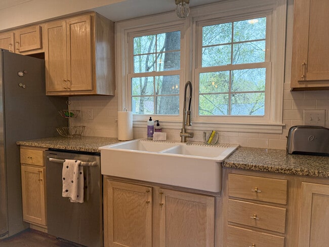 Building Photo - 7601 Bedfordshire Dr