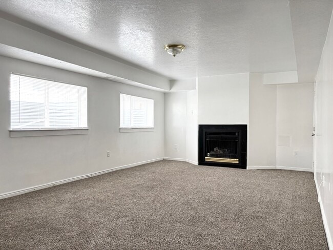 Building Photo - Bright & Spacious Rambler in Rose Park!