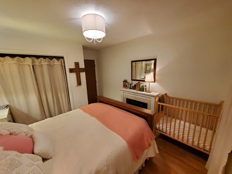 Bedroom 1 (11’2” x 10’10”) - 822 Banker Rd