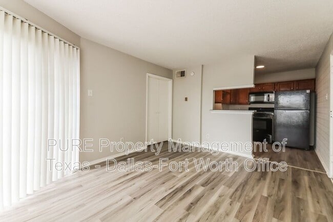 Building Photo - 18333 Roehampton Dr