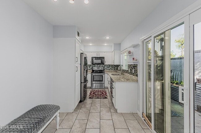 Building Photo - 1005 W Laguna Dr