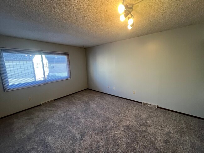 Building Photo - 215 Elton Hills Dr NW