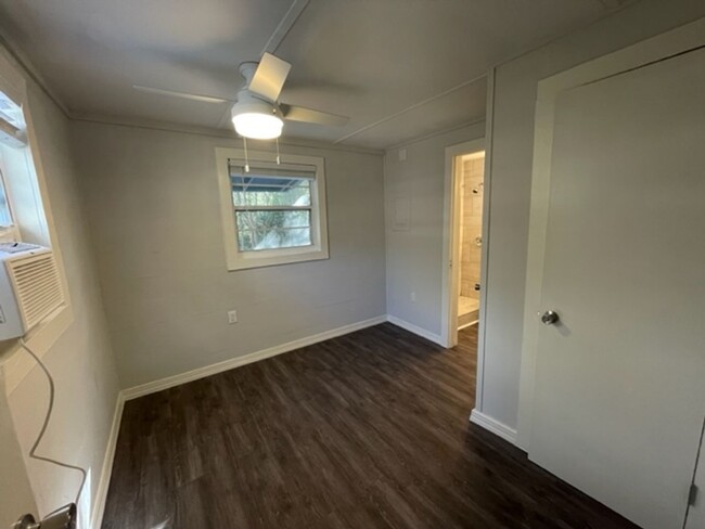 Building Photo - Newly Renovated 1 Bedroom, 1 Bathroom Apar...