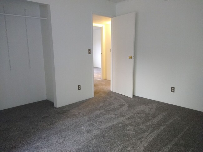 Building Photo - Awesome 2 Bedroom w/ Study 2 Bath Robinwoo...