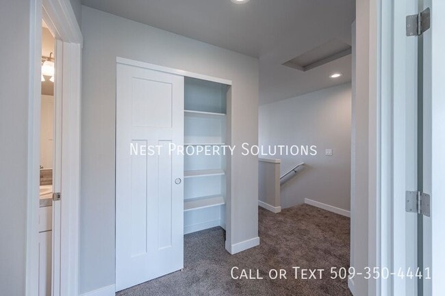 Building Photo - 651 Hargraves Ave NE