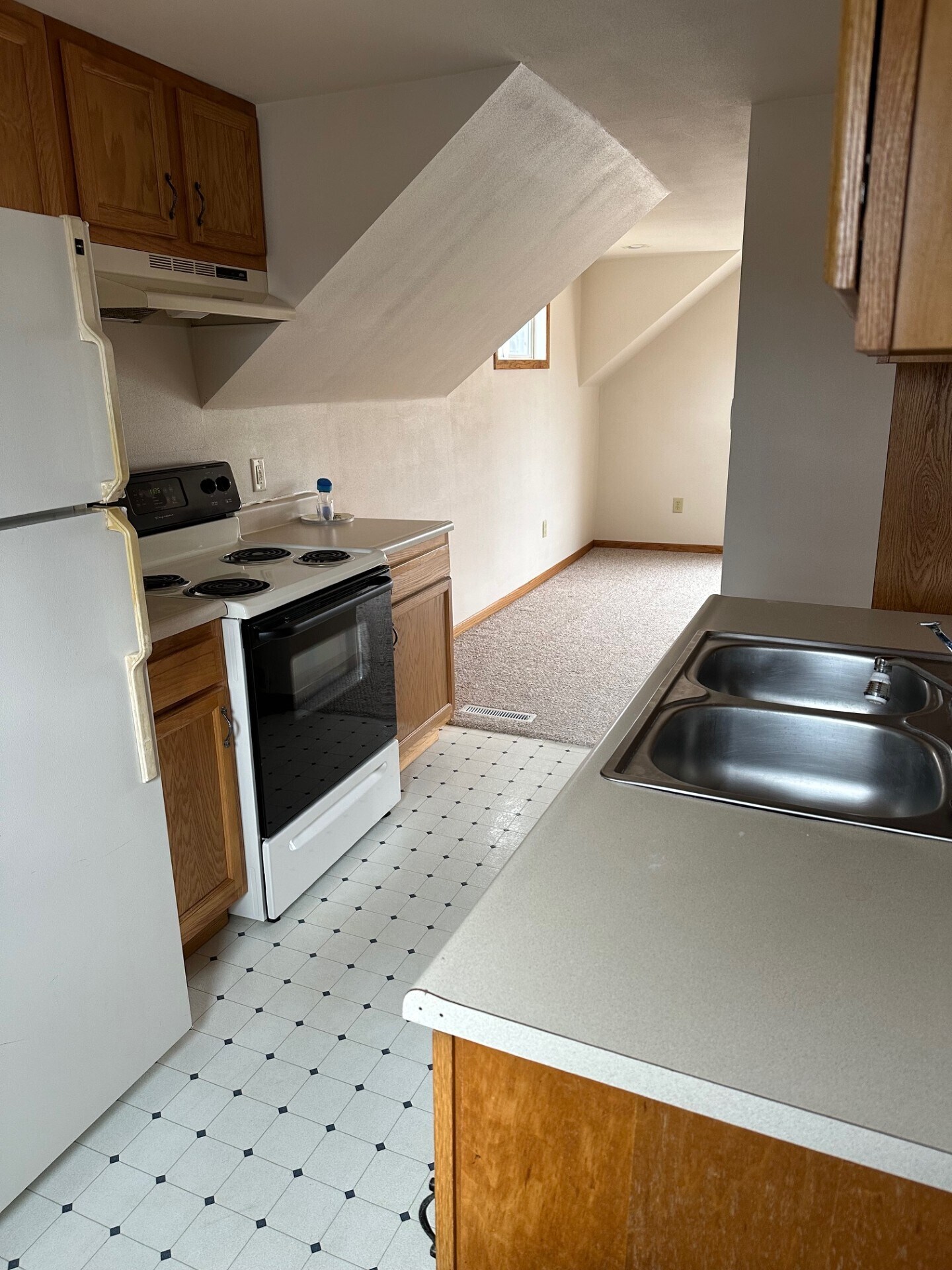 Kitchen - 924A W Blodgett St