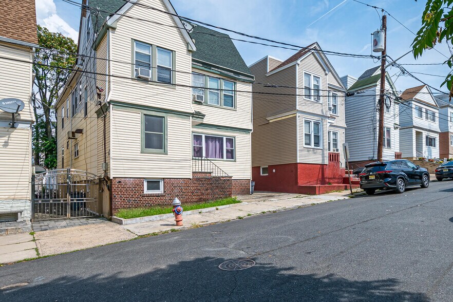 Building Photo - 46 Van Houten Ave