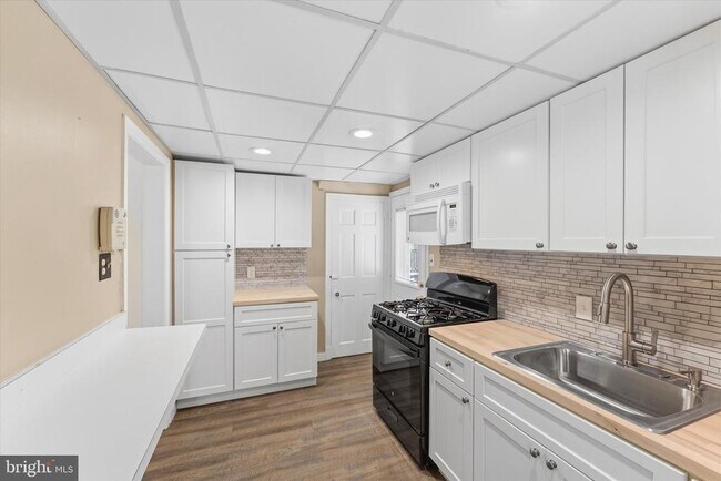 Building Photo - 9 N Greenbrier St