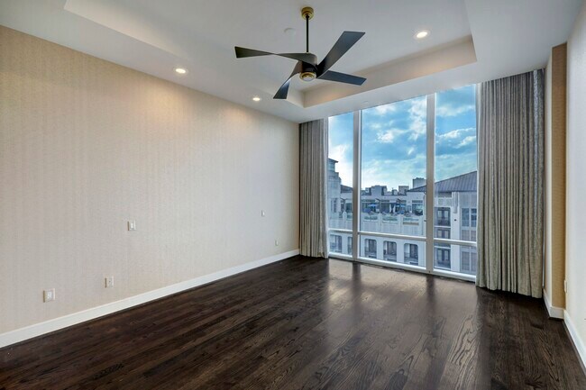 Building Photo - 2727 Kirby Dr