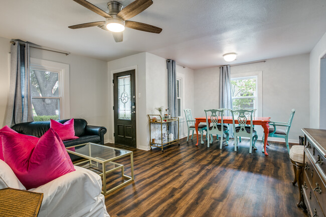Den and dining open concept - 3241 Sandage Ave